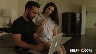 Распутной брюнетке lazımdır, böyük bir üzvü uzatmaq üçün öz pussy