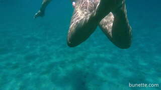 Naje ak mwen bou ploge nan oseyan an