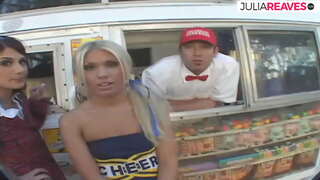 Ice cream seller a &#039; dèanamh threesome murt ann an ice cream van