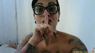 Mwanamke anaamka katika vyombo vya habari na inaishia na maziwa dripping chini upande