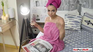 Big boobed latina cougar mommy rajdante sur ŝia hijastros dick