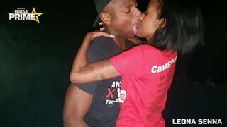 Սև տղան ուտում է тощую նշան իր հսկայական мачтой