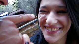 Lisa krydda knullade hennes rumpa i skogen