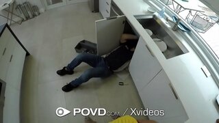 Grosse bite glisse dans la chatte brune serrée