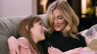 Stepmom ලැබෙන ඇගේ පස්ස fingering හා ලෙව කෑවා විසින් දැරියගේ මව