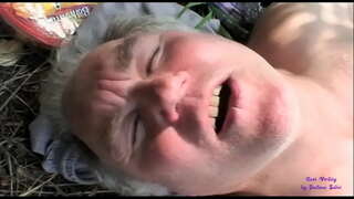 Шлюха мебинад, ки чӣ тавр ду старика трахаются дар кушода маҳал ва шарике, ки ба ӯ